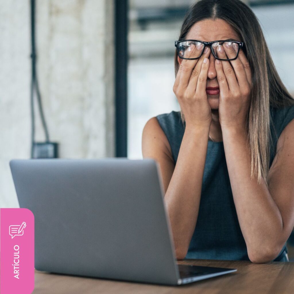 Mujer cubriéndose el rostro con las manos por estrés y falta de motivación tras regresar de vacaciones.